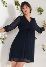 Laden Sie das Bild in den Galerie-Viewer, Umstandsmode, Schwangerschaftsmode, Stillmode, Brautkleider für Schwangere, Umstandshosen, Umstandsjeans, Umstandsoberteile, Stilloberteile, Bademode für Schwangere, BH für Schwangere, Still BH, Stillbustier, chic + schwanger, festliche Umstandsmode, festliche Mode für Schwangere, Tragejacke, Softshelljacke für Schwangere, Tragejacke mit Babyeinsatz, Umstandsleggings, Brautkleider mit Stillöffnung, festliche Umstandsmode zum Stillen, schick schwanger, Bussinesmode für Schwangere, Stillkleidung, Babybauch