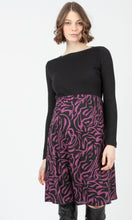 Laden Sie das Bild in den Galerie-Viewer, Umstandsmode, Schwangerschaftsmode, Stillmode, Brautkleider für Schwangere, Umstandshosen, Umstandsjeans, Umstandsoberteile, Stilloberteile, Bademode für Schwangere, BH für Schwangere, Still BH, Stillbustier, chic + schwanger, festliche Umstandsmode, festliche Mode für Schwangere, Tragejacke, Softshelljacke für Schwangere, Tragejacke mit Babyeinsatz, Umstandsleggings, Brautkleider mit Stillöffnung, festliche Umstandsmode zum Stillen, schick schwanger, Bussinesmode für Schwangere, Stillkleidung, Babybauch