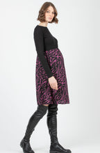 Laden Sie das Bild in den Galerie-Viewer, Umstandsmode, Schwangerschaftsmode, Stillmode, Brautkleider für Schwangere, Umstandshosen, Umstandsjeans, Umstandsoberteile, Stilloberteile, Bademode für Schwangere, BH für Schwangere, Still BH, Stillbustier, chic + schwanger, festliche Umstandsmode, festliche Mode für Schwangere, Tragejacke, Softshelljacke für Schwangere, Tragejacke mit Babyeinsatz, Umstandsleggings, Brautkleider mit Stillöffnung, festliche Umstandsmode zum Stillen, schick schwanger, Bussinesmode für Schwangere, Stillkleidung, Babybauch