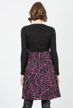 Laden Sie das Bild in den Galerie-Viewer, Umstandsmode, Schwangerschaftsmode, Stillmode, Brautkleider für Schwangere, Umstandshosen, Umstandsjeans, Umstandsoberteile, Stilloberteile, Bademode für Schwangere, BH für Schwangere, Still BH, Stillbustier, chic + schwanger, festliche Umstandsmode, festliche Mode für Schwangere, Tragejacke, Softshelljacke für Schwangere, Tragejacke mit Babyeinsatz, Umstandsleggings, Brautkleider mit Stillöffnung, festliche Umstandsmode zum Stillen, schick schwanger, Bussinesmode für Schwangere, Stillkleidung, Babybauch