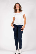 Laden Sie das Bild in den Galerie-Viewer, Umstandsmode, Schwangerschaftsmode, Stillmode, Brautkleider für Schwangere, Umstandshosen, Umstandsjeans, Umstandsoberteile, Stilloberteile, Bademode für Schwangere, BH für Schwangere, Still BH, Stillbustier, chic + schwanger, festliche Umstandsmode, festliche Mode für Schwangere, Tragejacke, Softshelljacke, Tragejacke mit Babyeinsatz, Umstandsleggings, Brautkleider mit Stillöffnung, festliche Umstandsmode zum Stillen, schick schwanger, Bussinesmode für Schwangere, Stillkleidung, Umstandsstrumpfhosen