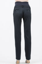 Laden Sie das Bild in den Galerie-Viewer, Umstandsmode, Schwangerschaftsmode, Stillmode, Brautkleider für Schwangere, Umstandshosen, Umstandsjeans, Umstandsoberteile, Stilloberteile, Bademode für Schwangere, BH für Schwangere, Still BH, Stillbustier, chic + schwanger, festliche Umstandsmode, festliche Mode für Schwangere, Tragejacke, Softshelljacke für Schwangere, Tragejacke mit Babyeinsatz, Umstandsleggings, Brautkleider mit Stillöffnung, festliche Umstandsmode zum Stillen, schick schwanger, Bussinesmode für Schwangere, Stillkleidung, Babybauch