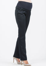 Laden Sie das Bild in den Galerie-Viewer, Umstandsmode, Schwangerschaftsmode, Stillmode, Brautkleider für Schwangere, Umstandshosen, Umstandsjeans, Umstandsoberteile, Stilloberteile, Bademode für Schwangere, BH für Schwangere, Still BH, Stillbustier, chic + schwanger, festliche Umstandsmode, festliche Mode für Schwangere, Tragejacke, Softshelljacke für Schwangere, Tragejacke mit Babyeinsatz, Umstandsleggings, Brautkleider mit Stillöffnung, festliche Umstandsmode zum Stillen, schick schwanger, Bussinesmode für Schwangere, Stillkleidung, Babybauch