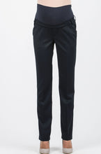 Laden Sie das Bild in den Galerie-Viewer, Umstandsmode, Schwangerschaftsmode, Stillmode, Brautkleider für Schwangere, Umstandshosen, Umstandsjeans, Umstandsoberteile, Stilloberteile, Bademode für Schwangere, BH für Schwangere, Still BH, Stillbustier, chic + schwanger, festliche Umstandsmode, festliche Mode für Schwangere, Tragejacke, Softshelljacke für Schwangere, Tragejacke mit Babyeinsatz, Umstandsleggings, Brautkleider mit Stillöffnung, festliche Umstandsmode zum Stillen, schick schwanger, Bussinesmode für Schwangere, Stillkleidung, Babybauch