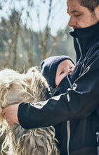 Laden Sie das Bild in den Galerie-Viewer, NACHHALTIG Tragejacke Softshell für PAPA in 2 Farben