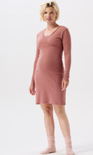 Laden Sie das Bild in den Galerie-Viewer, Umstandsmode, Schwangerschaftsmode, Stillmode, Brautkleider für Schwangere, Umstandshosen, Umstandsjeans, Umstandsoberteile, Stilloberteile, Bademode für Schwangere, BH für Schwangere, Still BH, Stillbustier, chic + schwanger, festliche Umstandsmode, festliche Mode für Schwangere, Tragejacke, Softshelljacke für Schwangere, Tragejacke mit Babyeinsatz, Umstandsleggings, Brautkleider mit Stillöffnung, festliche Umstandsmode zum Stillen, schick schwanger, Bussinesmode für Schwangere, Stillkleidung, Babybauch