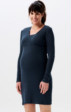 Laden Sie das Bild in den Galerie-Viewer, Umstandsmode, Schwangerschaftsmode, Stillmode, Brautkleider für Schwangere, Umstandshosen, Umstandsjeans, Umstandsoberteile, Stilloberteile, Bademode für Schwangere, BH für Schwangere, Still BH, Stillbustier, chic + schwanger, festliche Umstandsmode, festliche Mode für Schwangere, Tragejacke, Softshelljacke für Schwangere, Tragejacke mit Babyeinsatz, Umstandsleggings, Brautkleider mit Stillöffnung, festliche Umstandsmode zum Stillen, schick schwanger, Bussinesmode für Schwangere, Stillkleidung, Babybauch