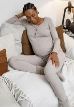 Laden Sie das Bild in den Galerie-Viewer, Umstandsmode, Schwangerschaftsmode, Stillmode, Brautkleider für Schwangere, Umstandshosen, Umstandsjeans, Umstandsoberteile, Stilloberteile, Bademode für Schwangere, BH für Schwangere, Still BH, Stillbustier, chic + schwanger, festliche Umstandsmode, festliche Mode für Schwangere, Tragejacke, Softshelljacke für Schwangere, Tragejacke mit Babyeinsatz, Umstandsleggings, Brautkleider mit Stillöffnung, festliche Umstandsmode zum Stillen, schick schwanger, Bussinesmode für Schwangere, Stillkleidung, Babybauch