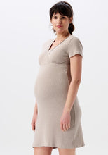 Laden Sie das Bild in den Galerie-Viewer, Umstandsmode, Schwangerschaftsmode, Stillmode, Brautkleider für Schwangere, Umstandshosen, Umstandsjeans, Umstandsoberteile, Stilloberteile, Bademode für Schwangere, BH für Schwangere, Still BH, Stillbustier, chic + schwanger, festliche Umstandsmode, festliche Mode für Schwangere, Tragejacke, Softshelljacke für Schwangere, Tragejacke mit Babyeinsatz, Umstandsleggings, Brautkleider mit Stillöffnung, festliche Umstandsmode zum Stillen, schick schwanger, Bussinesmode für Schwangere, Stillkleidung, Babybauch