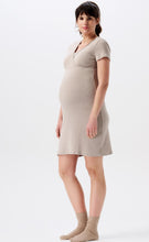 Laden Sie das Bild in den Galerie-Viewer, Umstandsmode, Schwangerschaftsmode, Stillmode, Brautkleider für Schwangere, Umstandshosen, Umstandsjeans, Umstandsoberteile, Stilloberteile, Bademode für Schwangere, BH für Schwangere, Still BH, Stillbustier, chic + schwanger, festliche Umstandsmode, festliche Mode für Schwangere, Tragejacke, Softshelljacke für Schwangere, Tragejacke mit Babyeinsatz, Umstandsleggings, Brautkleider mit Stillöffnung, festliche Umstandsmode zum Stillen, schick schwanger, Bussinesmode für Schwangere, Stillkleidung, Babybauch