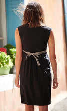 Laden Sie das Bild in den Galerie-Viewer, Umstandsmode, Schwangerschaftsmode, Stillmode, Brautkleider für Schwangere, Umstandshosen, Umstandsjeans, Umstandsoberteile, Stilloberteile, Bademode für Schwangere, BH für Schwangere, Still BH, Stillbustier, chic + schwanger, festliche Umstandsmode, festliche Mode für Schwangere, Tragejacke, Softshelljacke für Schwangere, Tragejacke mit Babyeinsatz, Umstandsleggings, Brautkleider mit Stillöffnung, festliche Umstandsmode zum Stillen, schick schwanger, Bussinesmode für Schwangere, Stillkleidung, Babybauch