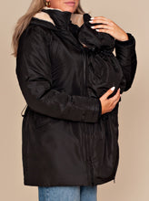 Laden Sie das Bild in den Galerie-Viewer, Umstandsmode, Schwangerschaftsmode, Stillmode, Brautkleider für Schwangere, Umstandshosen, Umstandsjeans, Umstandsoberteile, Stilloberteile, Bademode für Schwangere, BH für Schwangere, Still BH, Stillbustier, chic + schwanger, festliche Umstandsmode, festliche Mode für Schwangere, Tragejacke, Softshelljacke für Schwangere, Tragejacke mit Babyeinsatz, Umstandsleggings, Brautkleider mit Stillöffnung, festliche Umstandsmode zum Stillen, schick schwanger, Bussinesmode für Schwangere, Stillkleidung, Babybauch