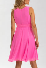 Laden Sie das Bild in den Galerie-Viewer, Umstandsmode, Schwangerschaftsmode, Stillmode, Brautkleider für Schwangere, Umstandshosen, Umstandsjeans, Umstandsoberteile, Stilloberteile, Bademode für Schwangere, BH für Schwangere, Still BH, Stillbustier, chic + schwanger, festliche Umstandsmode, festliche Mode für Schwangere, Tragejacke, Softshelljacke für Schwangere, Tragejacke mit Babyeinsatz, Umstandsleggings, Brautkleider mit Stillöffnung, festliche Umstandsmode zum Stillen, schick schwanger, Bussinesmode für Schwangere, Stillkleidung, Babybauch