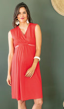 Laden Sie das Bild in den Galerie-Viewer, Umstandsmode, Schwangerschaftsmode, Stillmode, Brautkleider für Schwangere, Umstandshosen, Umstandsjeans, Umstandsoberteile, Stilloberteile, Bademode für Schwangere, BH für Schwangere, Still BH, Stillbustier, chic + schwanger, festliche Umstandsmode, festliche Mode für Schwangere, Tragejacke, Softshelljacke für Schwangere, Tragejacke mit Babyeinsatz, Umstandsleggings, Brautkleider mit Stillöffnung, festliche Umstandsmode zum Stillen, schick schwanger, Bussinesmode für Schwangere, Stillkleidung, Babybauch