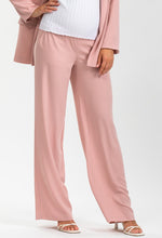 Laden Sie das Bild in den Galerie-Viewer, Umstandsmode, Schwangerschaftsmode, Stillmode, Brautkleider für Schwangere, Umstandshosen, Umstandsjeans, Umstandsoberteile, Stilloberteile, Bademode für Schwangere, BH für Schwangere, Still BH, Stillbustier, chic + schwanger, festliche Umstandsmode, festliche Mode für Schwangere, Tragejacke, Softshelljacke für Schwangere, Tragejacke mit Babyeinsatz, Umstandsleggings, Brautkleider mit Stillöffnung, festliche Umstandsmode zum Stillen, schick schwanger, Bussinesmode für Schwangere, Stillkleidung, Babybauch