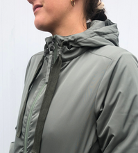 Laden Sie das Bild in den Galerie-Viewer, Umstandsmode, Schwangerschaftsmode, Stillmode, Brautkleider für Schwangere, Umstandshosen, Umstandsjeans, Umstandsoberteile, Stilloberteile, Bademode für Schwangere, BH für Schwangere, Still BH, Stillbustier, chic + schwanger, festliche Umstandsmode, festliche Mode für Schwangere, Tragejacke, Softshelljacke für Schwangere, Tragejacke mit Babyeinsatz, Umstandsleggings, Brautkleider mit Stillöffnung, festliche Umstandsmode zum Stillen, schick schwanger, Bussinesmode für Schwangere, Stillkleidung, Babybauch