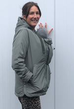 Laden Sie das Bild in den Galerie-Viewer, Umstandsmode, Schwangerschaftsmode, Stillmode, Brautkleider für Schwangere, Umstandshosen, Umstandsjeans, Umstandsoberteile, Stilloberteile, Bademode für Schwangere, BH für Schwangere, Still BH, Stillbustier, chic + schwanger, festliche Umstandsmode, festliche Mode für Schwangere, Tragejacke, Softshelljacke für Schwangere, Tragejacke mit Babyeinsatz, Umstandsleggings, Brautkleider mit Stillöffnung, festliche Umstandsmode zum Stillen, schick schwanger, Bussinesmode für Schwangere, Stillkleidung, Babybauch