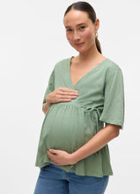 Laden Sie das Bild in den Galerie-Viewer, Umstandsmode, Schwangerschaftsmode, Stillmode, Brautkleider für Schwangere, Umstandshosen, Umstandsjeans, Umstandsoberteile, Stilloberteile, Bademode für Schwangere, BH für Schwangere, Still BH, Stillbustier, chic + schwanger, festliche Umstandsmode, festliche Mode für Schwangere, Tragejacke, Softshelljacke für Schwangere, Tragejacke mit Babyeinsatz, Umstandsleggings, Brautkleider mit Stillöffnung, festliche Umstandsmode zum Stillen, schick schwanger, Bussinesmode für Schwangere, Stillkleidung, Babybauch