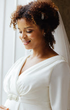 Laden Sie das Bild in den Galerie-Viewer, Umstandsmode, Schwangerschaftsmode, Stillmode, Brautkleider für Schwangere, Umstandshosen, Umstandsjeans, Umstandsoberteile, Stilloberteile, Bademode für Schwangere, BH für Schwangere, Still BH, Stillbustier, chic + schwanger, festliche Umstandsmode, festliche Mode für Schwangere, Tragejacke, Softshelljacke für Schwangere, Tragejacke mit Babyeinsatz, Umstandsleggings, Brautkleider mit Stillöffnung, festliche Umstandsmode zum Stillen, schick schwanger, Bussinesmode für Schwangere, Stillkleidung, Babybauch