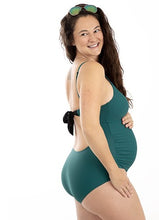 Laden Sie das Bild in den Galerie-Viewer, Umstandsmode, Schwangerschaftsmode, Stillmode, Brautkleider für Schwangere, Umstandshosen, Umstandsjeans, Umstandsoberteile, Stilloberteile, Bademode für Schwangere, BH für Schwangere, Still BH, Stillbustier, chic + schwanger, festliche Umstandsmode, festliche Mode für Schwangere, Tragejacke, Softshelljacke, Tragejacke mit Babyeinsatz, Umstandsleggings, Brautkleider mit Stillöffnung, festliche Umstandsmode zum Stillen, schick schwanger, Bussinesmode für Schwangere, Stillkleidung, Umstandsstrumpfhosen