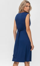 Laden Sie das Bild in den Galerie-Viewer, Umstandsmode, Schwangerschaftsmode, Stillmode, Brautkleider für Schwangere, Umstandshosen, Umstandsjeans, Umstandsoberteile, Stilloberteile, Bademode für Schwangere, BH für Schwangere, Still BH, Stillbustier, chic + schwanger, festliche Umstandsmode, festliche Mode für Schwangere, Tragejacke, Softshelljacke für Schwangere, Tragejacke mit Babyeinsatz, Umstandsleggings, Brautkleider mit Stillöffnung, festliche Umstandsmode zum Stillen, schick schwanger, Bussinesmode für Schwangere, Stillkleidung, Babybauch