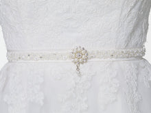 Laden Sie das Bild in den Galerie-Viewer, Umstandsbrautkleid Conni ivory