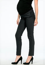 Laden Sie das Bild in den Galerie-Viewer, Umstandsmode, Schwangerschaftsmode, Stillmode, Brautkleider für Schwangere, Umstandshosen, Umstandsjeans, Umstandsoberteile, Stilloberteile, Bademode für Schwangere, BH für Schwangere, Still BH, Stillbustier, chic + schwanger, festliche Umstandsmode, festliche Mode für Schwangere, Tragejacke, Softshelljacke, Tragejacke mit Babyeinsatz, Umstandsleggings, Brautkleider mit Stillöffnung, festliche Umstandsmode zum Stillen, schick schwanger, Bussinesmode für Schwangere, Stillkleidung, Umstandsstrumpfhosen