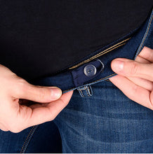 Laden Sie das Bild in den Galerie-Viewer, Umstandsmode, Schwangerschaftsmode, Stillmode, Brautkleider für Schwangere, Umstandshosen, Umstandsjeans, Umstandsoberteile, Stilloberteile, Bademode für Schwangere, BH für Schwangere, Still BH, Stillbustier, chic + schwanger, festliche Umstandsmode, festliche Mode für Schwangere, Tragejacke, Softshelljacke, Tragejacke mit Babyeinsatz, Umstandsleggings, Brautkleider mit Stillöffnung, festliche Umstandsmode zum Stillen, schick schwanger, Bussinesmode für Schwangere, Stillkleidung, Umstandsstrumpfhosen