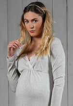 Laden Sie das Bild in den Galerie-Viewer, Umstandsmode, Schwangerschaftsmode, Stillmode, Brautkleider für Schwangere, Umstandshosen, Umstandsjeans, Umstandsoberteile, Stilloberteile, Bademode für Schwangere, BH für Schwangere, Still BH, Stillbustier, chic + schwanger, festliche Umstandsmode, festliche Mode für Schwangere, Tragejacke, Softshelljacke, Tragejacke mit Babyeinsatz, Umstandsleggings, Brautkleider mit Stillöffnung, festliche Umstandsmode zum Stillen, schick schwanger, Bussinesmode für Schwangere, Stillkleidung, Umstandsstrumpfhosen