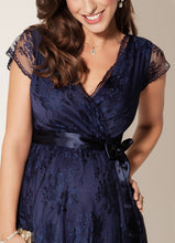 Laden Sie das Bild in den Galerie-Viewer, Umstandsmode, Schwangerschaftsmode, Stillmode, Brautkleider für Schwangere, Umstandshosen, Umstandsjeans, Umstandsoberteile, Stilloberteile, Bademode für Schwangere, BH für Schwangere, Still BH, Stillbustier, chic + schwanger, festliche Umstandsmode, festliche Mode für Schwangere, Tragejacke, Softshelljacke, Tragejacke mit Babyeinsatz, Umstandsleggings, Brautkleider mit Stillöffnung, festliche Umstandsmode zum Stillen, schick schwanger, Bussinesmode für Schwangere, Stillkleidung, Umstandsstrumpfhosen