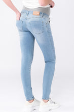 Laden Sie das Bild in den Galerie-Viewer, Umstandsmode, Schwangerschaftsmode, Stillmode, Brautkleider für Schwangere, Umstandshosen, Umstandsjeans, Umstandsoberteile, Stilloberteile, Bademode für Schwangere, BH für Schwangere, Still BH, Stillbustier, chic + schwanger, festliche Umstandsmode, festliche Mode für Schwangere, Tragejacke, Softshelljacke für Schwangere, Tragejacke mit Babyeinsatz, Umstandsleggings, Brautkleider mit Stillöffnung, festliche Umstandsmode zum Stillen, schick schwanger, Bussinesmode für Schwangere, Stillkleidung, Babybauch

