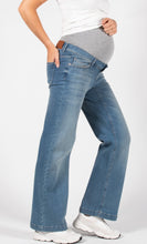 Laden Sie das Bild in den Galerie-Viewer, Umstandsmode, Schwangerschaftsmode, Stillmode, Brautkleider für Schwangere, Umstandshosen, Umstandsjeans, Umstandsoberteile, Stilloberteile, Bademode für Schwangere, BH für Schwangere, Still BH, Stillbustier, chic + schwanger, festliche Umstandsmode, festliche Mode für Schwangere, Tragejacke, Softshelljacke für Schwangere, Tragejacke mit Babyeinsatz, Umstandsleggings, Brautkleider mit Stillöffnung, festliche Umstandsmode zum Stillen, schick schwanger, Bussinesmode für Schwangere, Stillkleidung, Babybauch
