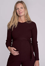 Laden Sie das Bild in den Galerie-Viewer, Umstandsmode, Schwangerschaftsmode, Stillmode, Brautkleider für Schwangere, Umstandshosen, Umstandsjeans, Umstandsoberteile, Stilloberteile, Bademode für Schwangere, BH für Schwangere, Still BH, Stillbustier, chic + schwanger, festliche Umstandsmode, festliche Mode für Schwangere, Tragejacke, Softshelljacke für Schwangere, Tragejacke mit Babyeinsatz, Umstandsleggings, Brautkleider mit Stillöffnung, festliche Umstandsmode zum Stillen, schick schwanger, Bussinesmode für Schwangere, Stillkleidung, Babybauch
