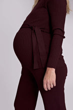 Laden Sie das Bild in den Galerie-Viewer, Umstandsmode, Schwangerschaftsmode, Stillmode, Brautkleider für Schwangere, Umstandshosen, Umstandsjeans, Umstandsoberteile, Stilloberteile, Bademode für Schwangere, BH für Schwangere, Still BH, Stillbustier, chic + schwanger, festliche Umstandsmode, festliche Mode für Schwangere, Tragejacke, Softshelljacke für Schwangere, Tragejacke mit Babyeinsatz, Umstandsleggings, Brautkleider mit Stillöffnung, festliche Umstandsmode zum Stillen, schick schwanger, Bussinesmode für Schwangere, Stillkleidung, Babybauch
