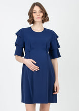 Laden Sie das Bild in den Galerie-Viewer, Umstandsmode, Schwangerschaftsmode, Stillmode, Brautkleider für Schwangere, Umstandshosen, Umstandsjeans, Umstandsoberteile, Stilloberteile, Bademode für Schwangere, BH für Schwangere, Still BH, Stillbustier, chic + schwanger, festliche Umstandsmode, festliche Mode für Schwangere, Tragejacke, Softshelljacke für Schwangere, Tragejacke mit Babyeinsatz, Umstandsleggings, Brautkleider mit Stillöffnung, festliche Umstandsmode zum Stillen, schick schwanger, Bussinesmode für Schwangere, Stillkleidung, Babybauch 
