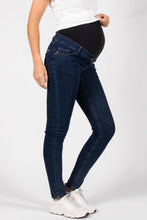 Laden Sie das Bild in den Galerie-Viewer, Umstandsmode, Schwangerschaftsmode, Stillmode, Brautkleider für Schwangere, Umstandshosen, Umstandsjeans, Umstandsoberteile, Stilloberteile, Bademode für Schwangere, BH für Schwangere, Still BH, Stillbustier, chic + schwanger, festliche Umstandsmode, festliche Mode für Schwangere, Tragejacke, Softshelljacke, Tragejacke mit Babyeinsatz, Umstandsleggings, Brautkleider mit Stillöffnung, festliche Umstandsmode zum Stillen, schick schwanger, Bussinesmode für Schwangere, Stillkleidung, Umstandsstrumpfhosen
