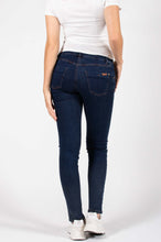 Laden Sie das Bild in den Galerie-Viewer, Umstandsmode, Schwangerschaftsmode, Stillmode, Brautkleider für Schwangere, Umstandshosen, Umstandsjeans, Umstandsoberteile, Stilloberteile, Bademode für Schwangere, BH für Schwangere, Still BH, Stillbustier, chic + schwanger, festliche Umstandsmode, festliche Mode für Schwangere, Tragejacke, Softshelljacke, Tragejacke mit Babyeinsatz, Umstandsleggings, Brautkleider mit Stillöffnung, festliche Umstandsmode zum Stillen, schick schwanger, Bussinesmode für Schwangere, Stillkleidung, Umstandsstrumpfhosen
