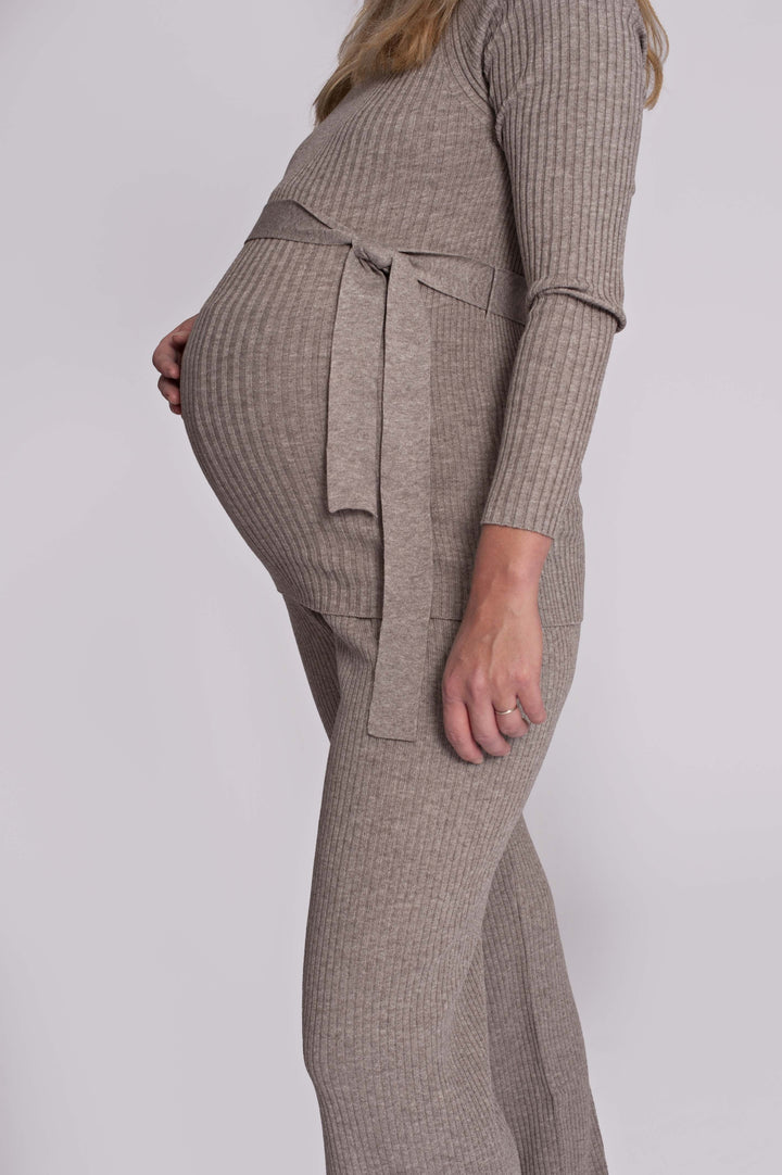 Umstandsmode, Schwangerschaftsmode, Stillmode, Brautkleider für Schwangere, Umstandshosen, Umstandsjeans, Umstandsoberteile, Stilloberteile, Bademode für Schwangere, BH für Schwangere, Still BH, Stillbustier, chic + schwanger, festliche Umstandsmode, festliche Mode für Schwangere, Tragejacke, Softshelljacke für Schwangere, Tragejacke mit Babyeinsatz, Umstandsleggings, Brautkleider mit Stillöffnung, festliche Umstandsmode zum Stillen, schick schwanger, Bussinesmode für Schwangere, Stillkleidung, Babybauch