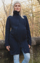 Laden Sie das Bild in den Galerie-Viewer, Umstandsmode, Schwangerschaftsmode, Stillmode, Brautkleider für Schwangere, Umstandshosen, Umstandsjeans, Umstandsoberteile, Stilloberteile, Bademode für Schwangere, BH für Schwangere, Still BH, Stillbustier, chic + schwanger, festliche Umstandsmode, festliche Mode für Schwangere, Tragejacke, Softshelljacke für Schwangere, Tragejacke mit Babyeinsatz, Umstandsleggings, Brautkleider mit Stillöffnung, festliche Umstandsmode zum Stillen, schick schwanger, Bussinesmode für Schwangere, Stillkleidung, Babybauch
