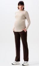 Laden Sie das Bild in den Galerie-Viewer, Umstandsmode, Schwangerschaftsmode, Stillmode, Brautkleider für Schwangere, Umstandshosen, Umstandsjeans, Umstandsoberteile, Stilloberteile, Bademode für Schwangere, BH für Schwangere, Still BH, Stillbustier, chic + schwanger, festliche Umstandsmode, festliche Mode für Schwangere, Tragejacke, Softshelljacke für Schwangere, Tragejacke mit Babyeinsatz, Umstandsleggings, Brautkleider mit Stillöffnung, festliche Umstandsmode zum Stillen, schick schwanger, Bussinesmode für Schwangere, Stillkleidung, Babybauch
