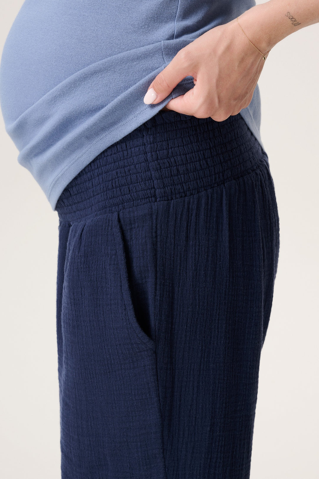 Umstandsmode, Schwangerschaftsmode, Stillmode, Brautkleider für Schwangere, Umstandshosen, Umstandsjeans, Umstandsoberteile, Stilloberteile, Bademode für Schwangere, BH für Schwangere, Still BH, Stillbustier, chic + schwanger, festliche Umstandsmode, festliche Mode für Schwangere, Tragejacke, Softshelljacke für Schwangere, Tragejacke mit Babyeinsatz, Umstandsleggings, Brautkleider mit Stillöffnung, festliche Umstandsmode zum Stillen, schick schwanger, Bussinesmode für Schwangere, Stillkleidung, Babybauch