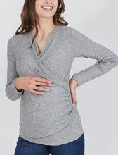Laden Sie das Bild in den Galerie-Viewer, Umstandsmode, Schwangerschaftsmode, Stillmode, Brautkleider für Schwangere, Umstandshosen, Umstandsjeans, Umstandsoberteile, Stilloberteile, Bademode für Schwangere, BH für Schwangere, Still BH, Stillbustier, chic + schwanger, festliche Umstandsmode, festliche Mode für Schwangere, Tragejacke, Softshelljacke für Schwangere, Tragejacke mit Babyeinsatz, Umstandsleggings, Brautkleider mit Stillöffnung, festliche Umstandsmode zum Stillen, schick schwanger, Bussinesmode für Schwangere, Stillkleidung, Babybauch
