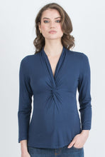 Laden Sie das Bild in den Galerie-Viewer, Umstandsmode, Schwangerschaftsmode, Stillmode, Brautkleider für Schwangere, Umstandshosen, Umstandsjeans, Umstandsoberteile, Stilloberteile, Bademode für Schwangere, BH für Schwangere, Still BH, Stillbustier, chic + schwanger, festliche Umstandsmode, festliche Mode für Schwangere, Tragejacke, Softshelljacke für Schwangere, Tragejacke mit Babyeinsatz, Umstandsleggings, Brautkleider mit Stillöffnung, festliche Umstandsmode zum Stillen, schick schwanger, Bussinesmode für Schwangere, Stillkleidung, Babybauch
