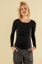 Laden Sie das Bild in den Galerie-Viewer, Umstandsmode, Schwangerschaftsmode, Stillmode, Brautkleider für Schwangere, Umstandshosen, Umstandsjeans, Umstandsoberteile, Stilloberteile, Bademode für Schwangere, BH für Schwangere, Still BH, Stillbustier, chic + schwanger, festliche Umstandsmode, festliche Mode für Schwangere, Tragejacke, Softshelljacke für Schwangere, Tragejacke mit Babyeinsatz, Umstandsleggings, Brautkleider mit Stillöffnung, festliche Umstandsmode zum Stillen, schick schwanger, Bussinesmode für Schwangere, Stillkleidung, Babybauch 
