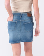 Laden Sie das Bild in den Galerie-Viewer, Umstandsmode, Schwangerschaftsmode, Stillmode, Brautkleider für Schwangere, Umstandshosen, Umstandsjeans, Umstandsoberteile, Stilloberteile, Bademode für Schwangere, BH für Schwangere, Still BH, Stillbustier, chic + schwanger, festliche Umstandsmode, festliche Mode für Schwangere, Tragejacke, Softshelljacke, Tragejacke mit Babyeinsatz, Umstandsleggings, Brautkleider mit Stillöffnung, festliche Umstandsmode zum Stillen, schick schwanger, Bussinesmode für Schwangere, Stillkleidung, Umstandsstrumpfhosen
