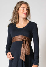 Laden Sie das Bild in den Galerie-Viewer, Umstandsmode, Schwangerschaftsmode, Stillmode, Brautkleider für Schwangere, Umstandshosen, Umstandsjeans, Umstandsoberteile, Stilloberteile, Bademode für Schwangere, BH für Schwangere, Still BH, Stillbustier, chic + schwanger, festliche Umstandsmode, festliche Mode für Schwangere, Tragejacke, Softshelljacke, Tragejacke mit Babyeinsatz, Umstandsleggings, Brautkleider mit Stillöffnung, festliche Umstandsmode zum Stillen, schick schwanger, Bussinesmode für Schwangere, Stillkleidung, Umstandsstrumpfhosen
