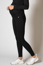 Laden Sie das Bild in den Galerie-Viewer, Umstandsmode, Schwangerschaftsmode, Stillmode, Brautkleider für Schwangere, Umstandshosen, Umstandsjeans, Umstandsoberteile, Stilloberteile, Bademode für Schwangere, BH für Schwangere, Still BH, Stillbustier, chic + schwanger, festliche Umstandsmode, festliche Mode für Schwangere, Tragejacke, Softshelljacke für Schwangere, Tragejacke mit Babyeinsatz, Umstandsleggings, Brautkleider mit Stillöffnung, festliche Umstandsmode zum Stillen, schick schwanger, Bussinesmode für Schwangere, Stillkleidung, Babybauch
