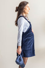 Laden Sie das Bild in den Galerie-Viewer, Umstandsmode, Schwangerschaftsmode, Stillmode, Brautkleider für Schwangere, Umstandshosen, Umstandsjeans, Umstandsoberteile, Stilloberteile, Bademode für Schwangere, BH für Schwangere, Still BH, Stillbustier, chic + schwanger, festliche Umstandsmode, festliche Mode für Schwangere, Tragejacke, Softshelljacke für Schwangere, Tragejacke mit Babyeinsatz, Umstandsleggings, Brautkleider mit Stillöffnung, festliche Umstandsmode zum Stillen, schick schwanger, Bussinesmode für Schwangere, Stillkleidung, Babybauch
