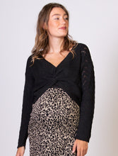 Laden Sie das Bild in den Galerie-Viewer, Umstandsmode, Schwangerschaftsmode, Stillmode, Brautkleider für Schwangere, Umstandshosen, Umstandsjeans, Umstandsoberteile, Stilloberteile, Bademode für Schwangere, BH für Schwangere, Still BH, Stillbustier, chic + schwanger, festliche Umstandsmode, festliche Mode für Schwangere, Tragejacke, Softshelljacke für Schwangere, Tragejacke mit Babyeinsatz, Umstandsleggings, Brautkleider mit Stillöffnung, festliche Umstandsmode zum Stillen, schick schwanger, Bussinesmode für Schwangere, Stillkleidung, Babybauch
