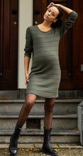 Laden Sie das Bild in den Galerie-Viewer, Umstandsmode, Schwangerschaftsmode, Stillmode, Brautkleider für Schwangere, Umstandshosen, Umstandsjeans, Umstandsoberteile, Stilloberteile, Bademode für Schwangere, BH für Schwangere, Still BH, Stillbustier, chic + schwanger, festliche Umstandsmode, festliche Mode für Schwangere, Tragejacke, Softshelljacke für Schwangere, Tragejacke mit Babyeinsatz, Umstandsleggings, Brautkleider mit Stillöffnung, festliche Umstandsmode zum Stillen, schick schwanger, Bussinesmode für Schwangere, Stillkleidung, Babybauch
